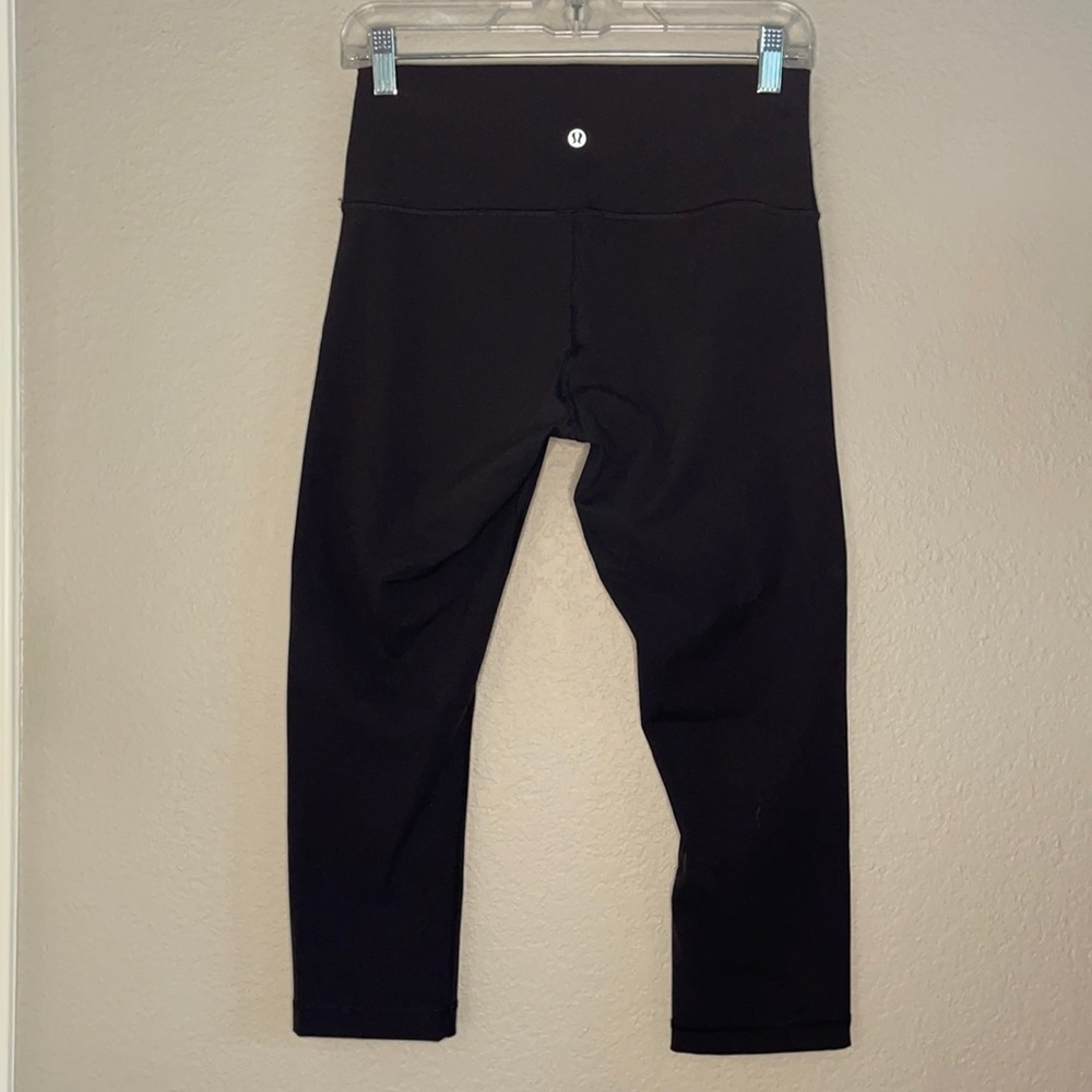 SOLD Lululemon size 8 black cropped legging Perfect Condition SOLD